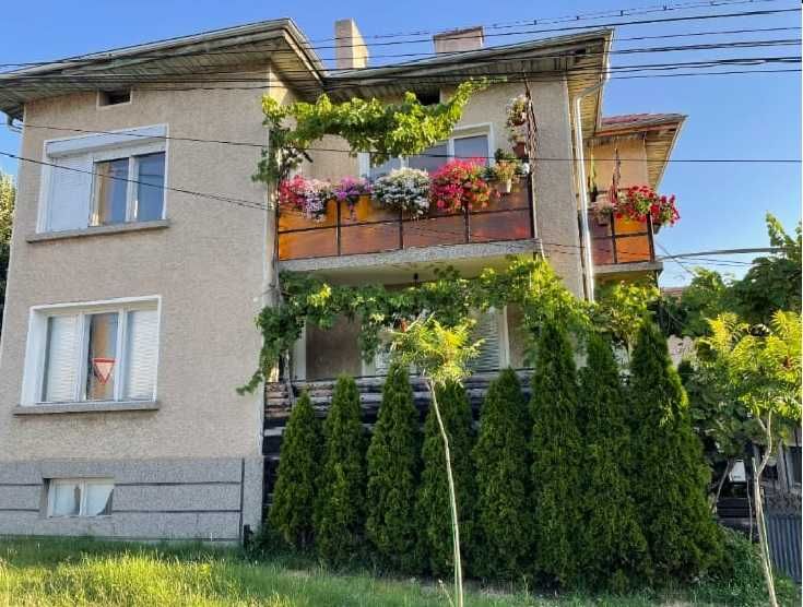 Продава се Къща в Разград, Лудогорие - 324 кв.м за 331 €/кв.м - Снимка #1