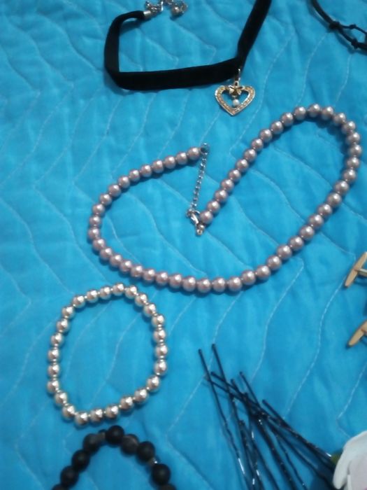 Бижутерия и серёжки.