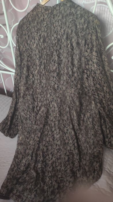 Дантелена рокля в кафяв цвят с златистата нишка.