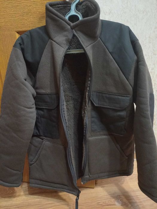 Пподается толстовка мужская на молнии