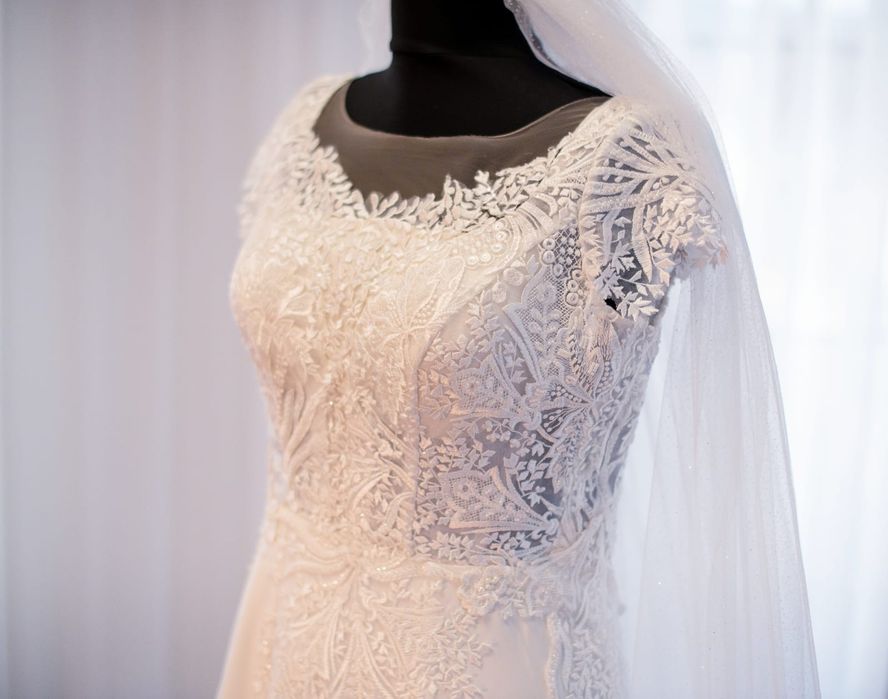 Rochie de mireasă și  costum de mire