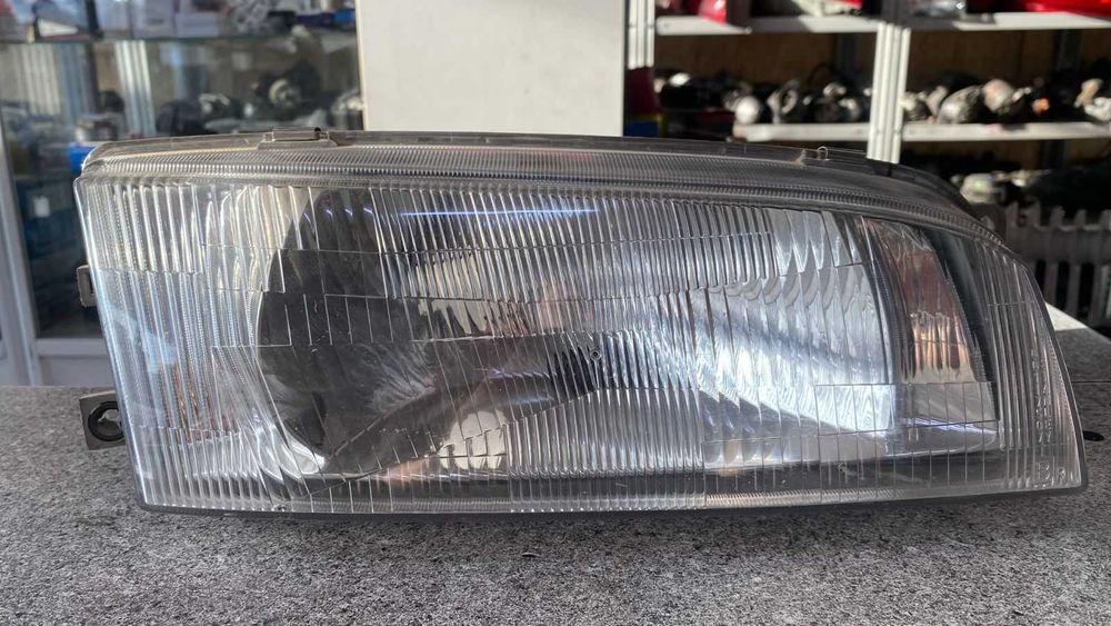 Фары фара правая Mitsubishi Lancer 93-95  год. Оригинал Б.у