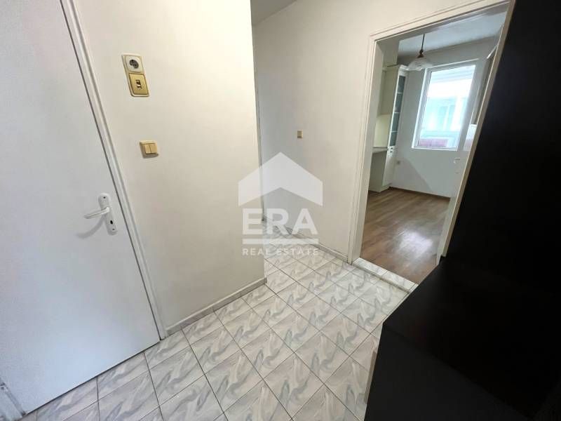 Тристаен обзаведен апартамент за продажба, в тухлена сграда, район Зав