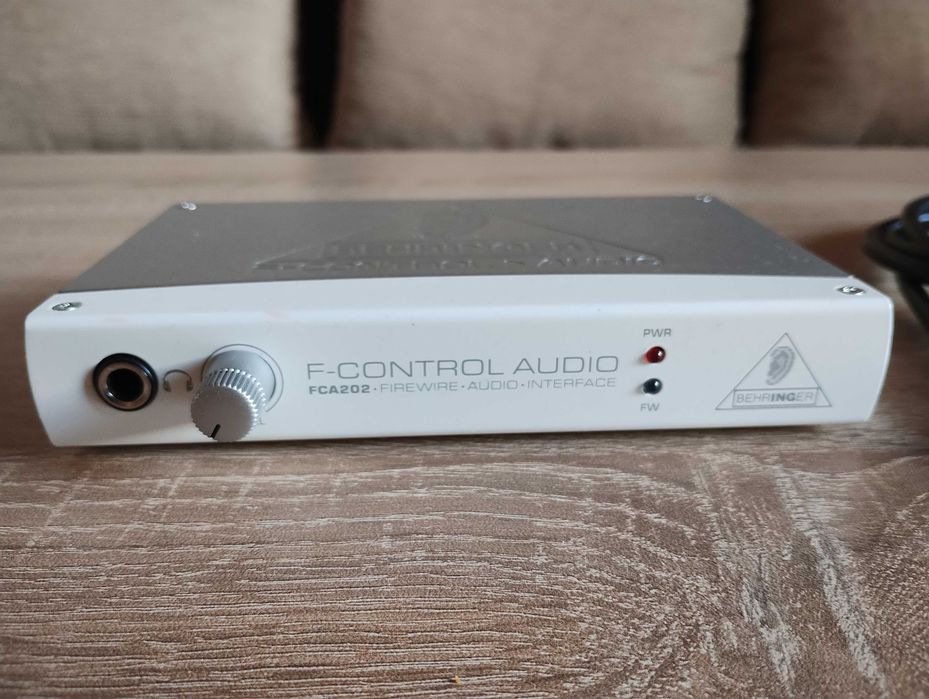 Focusrite Liquid Mix и Behringer FCA202