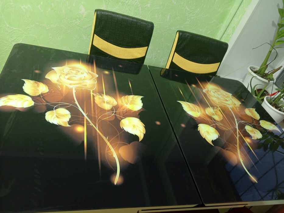 Кухенный стол хорошим состояни