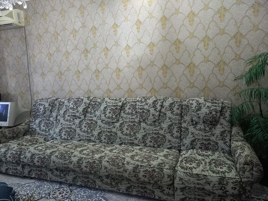 Диван б/у в среднем состоянии