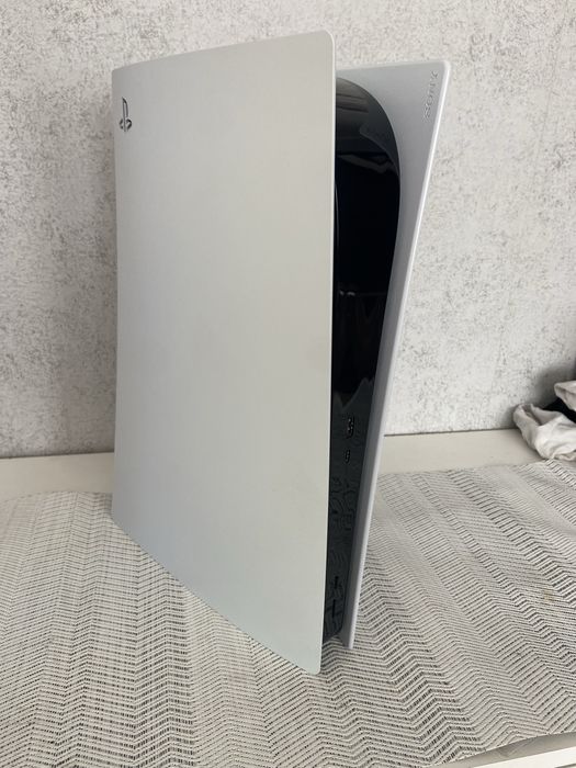 Конзола PlayStation 5 Disc Edition + FIFA 20