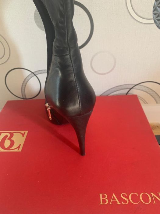 Черные кожанные ботфорты Basconi