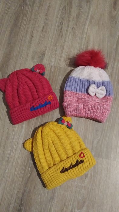 Шапочки зимние.привозные на девочку 10-18 месяцев