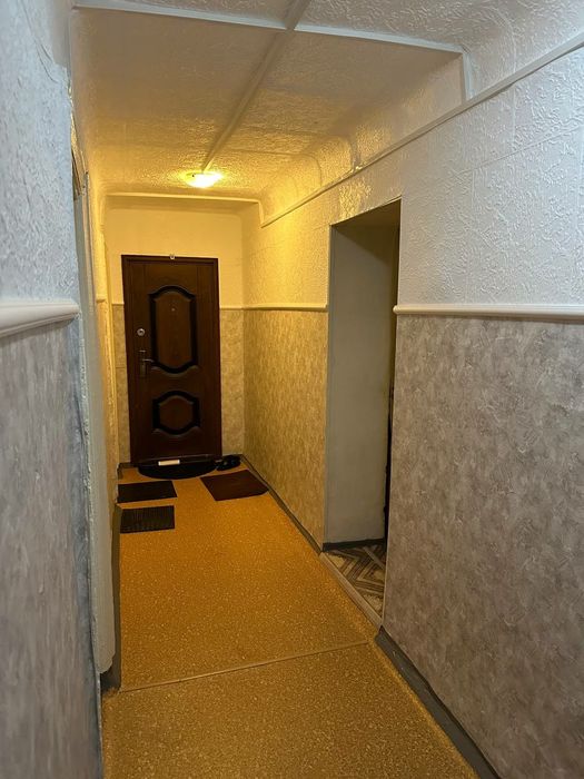 В городе Омске, в центре. Продам три комнаты.
