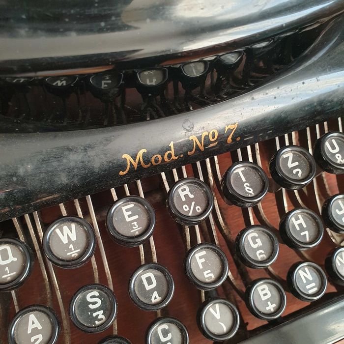 Преносима немска пишеща машина от 1910 г. Adler модел №7
