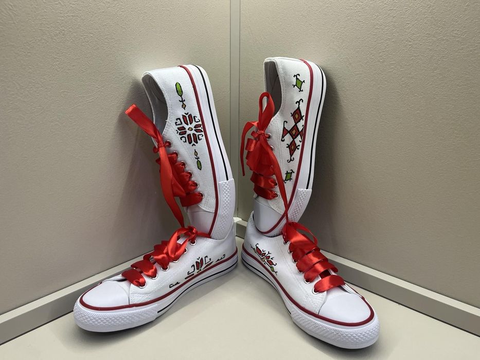 Дамски рисувани кецове