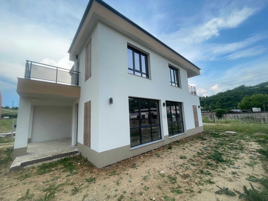 Новопостроена двуетажна къща, разположена в кв. Изгрев