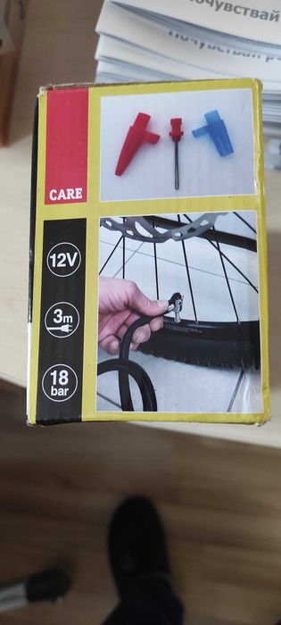 Преносим компресор за помпене на гуми