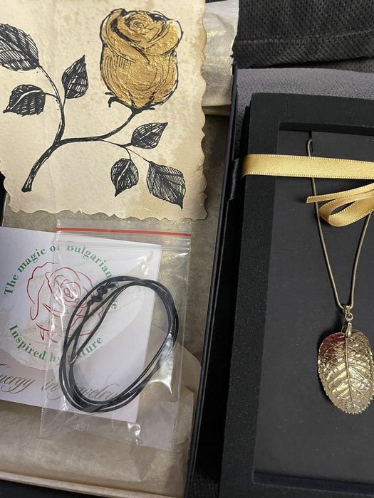 Позлатено колие листо от роза