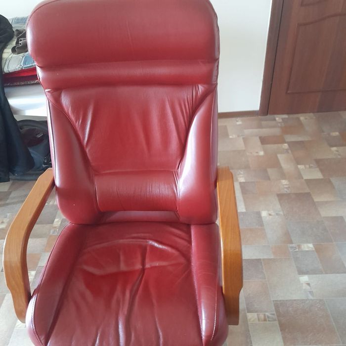 Кресло кожаное красное