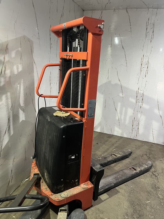 Штабелер с электроприводом