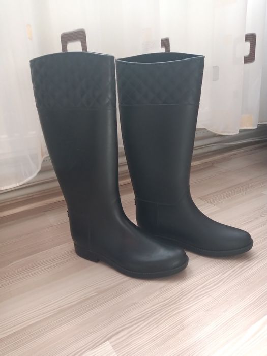 Vând cizme din gumă.