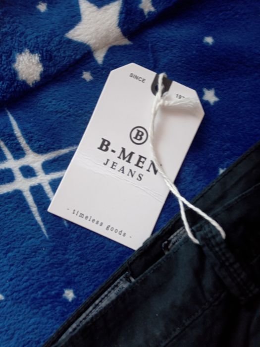 Vând pantaloni scurti