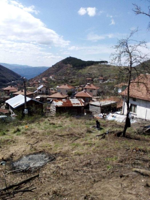 Продавам парцел в с. Брежани