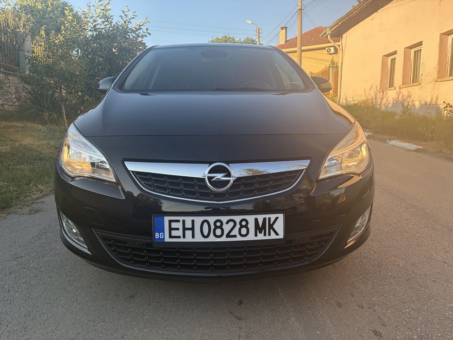 Opel Astra / Автоматик / Подгрев седалки и волан / Автопилот