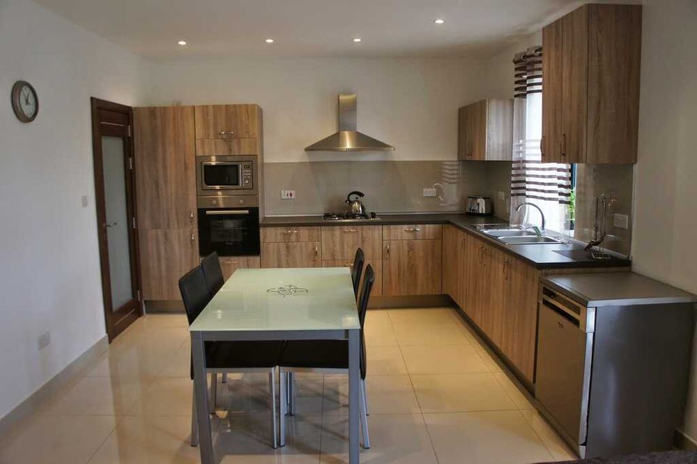 Дава се под наем Тристаен апартамент в Пловдив, Каменица 1 - 90 кв.м за 423.81 € - Снимка #1