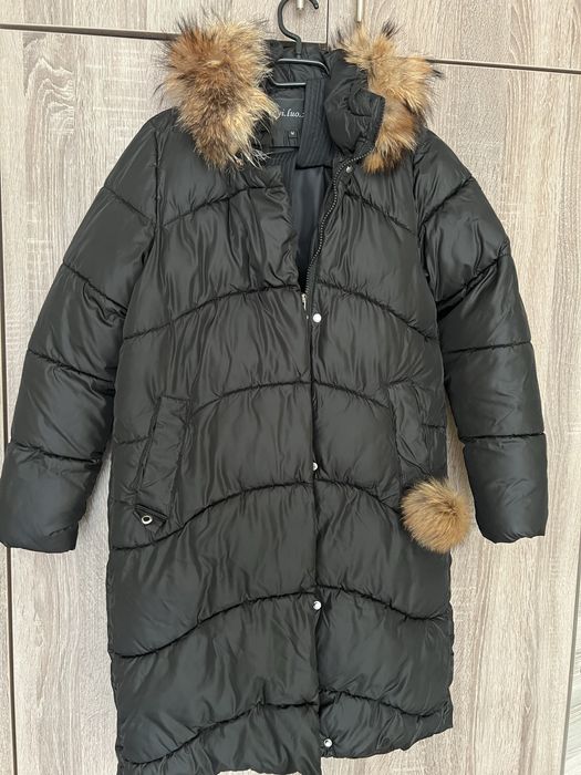 Дамско модерно зимно яке, размер M, но е умалено. Отговаря на S.