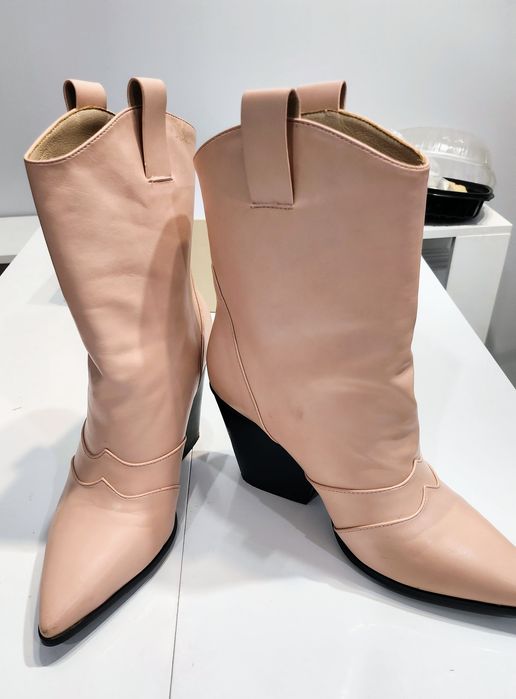 Нежно розовые сапожки для модниц