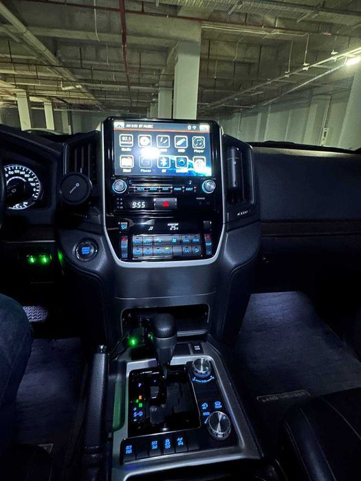 Toyota Landcruiser LC200 GXR V6 2017 года выпуска.