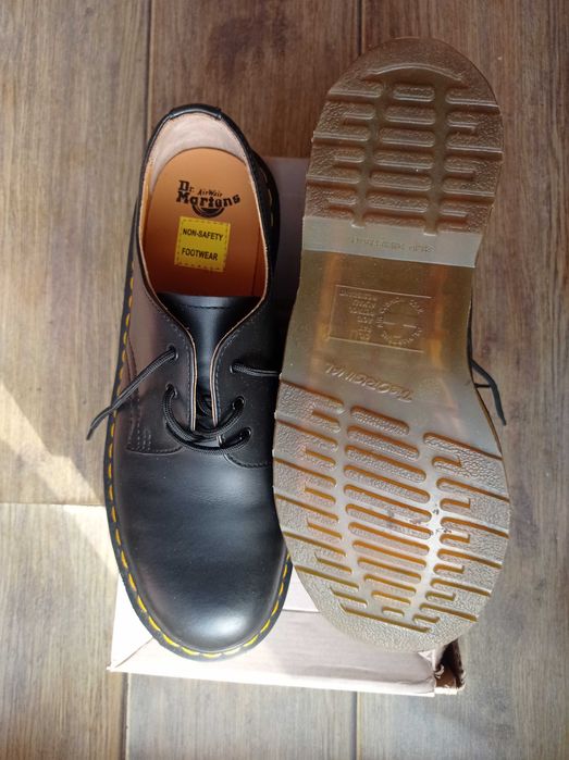 UK9.5 Нови Обувки Dr. Martens Black