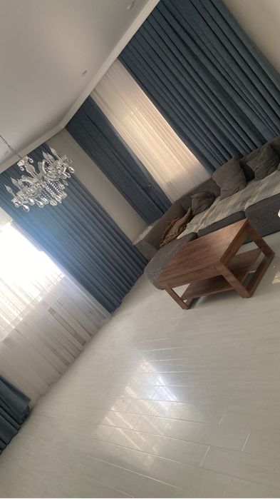 Продаю шикарный диван со столиком трансформером.