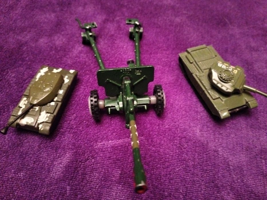 Игрушки, машинки, человечки