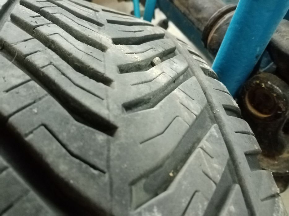 Vând 3 cauciucuri cu tot cu jante plus 2 cauciu stare bună toate la250