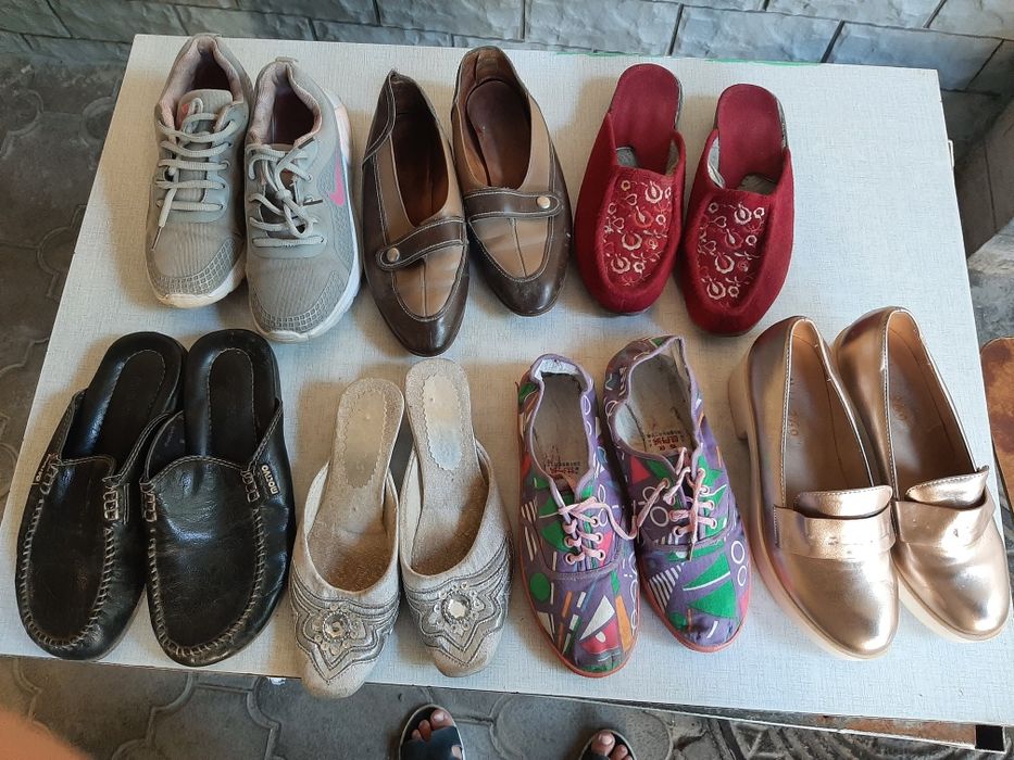 Oyoq kiyimlar sotiladi