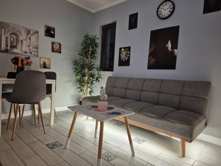 Inchiriez apartament 3 camere -bloc nou--zona centrala