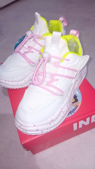 Срочно продам детские кроссовки