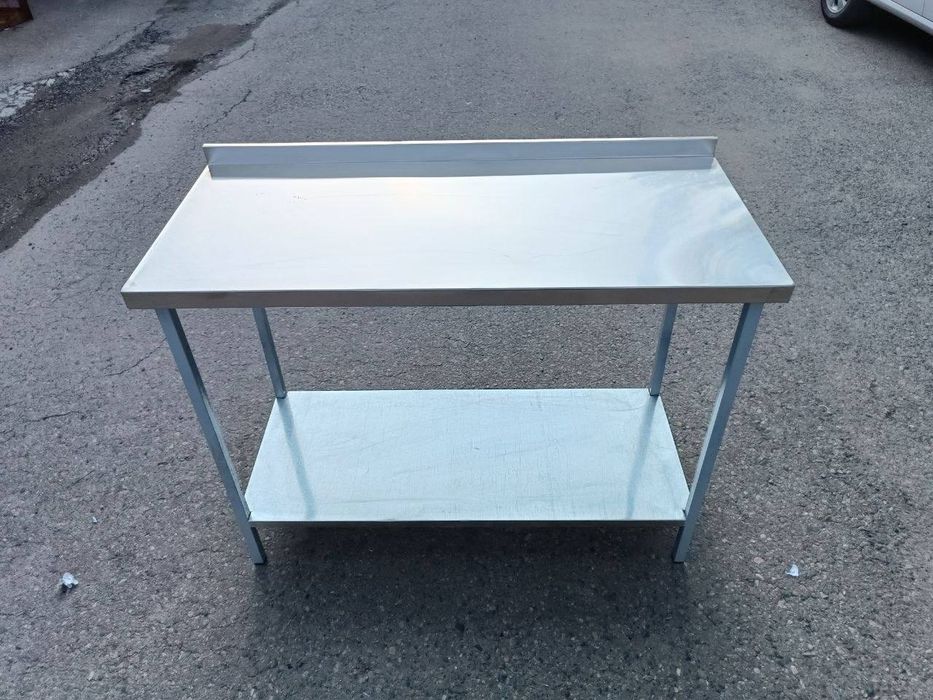 Стол с металлическим каркасом