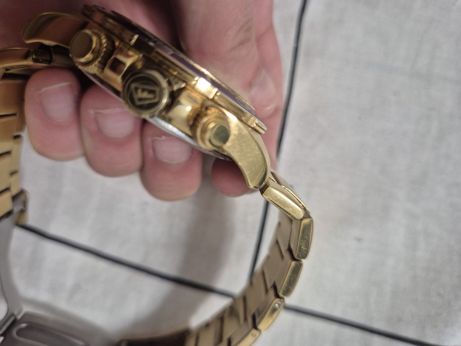 Vând doua ceasuri Festina originale .. la primul dețin și cutia,funcționează perfect, rezistent la apa(100m adancime) mai multe detalii in privat