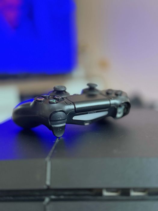 PS4 1TB 2 джойстика и няколко игри