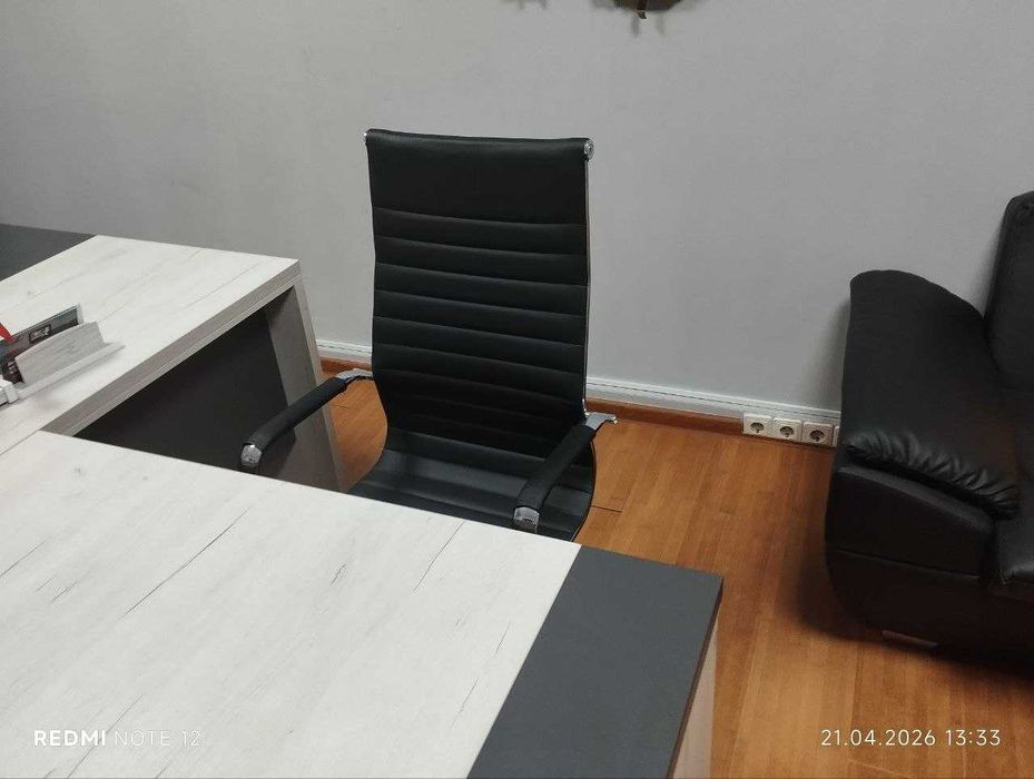 Продаётся современный офисный стол руководителя в комплекте.