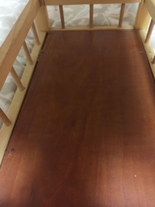 Vând pat din lemn pentru papuși
