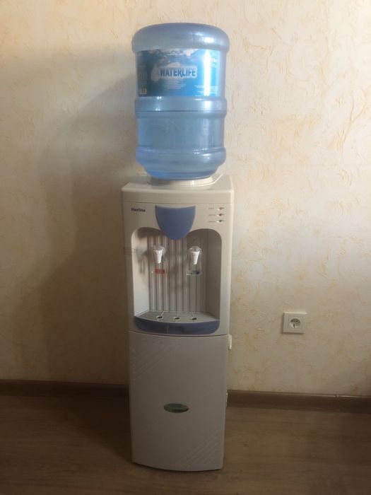 Кулер для воды диспенсер