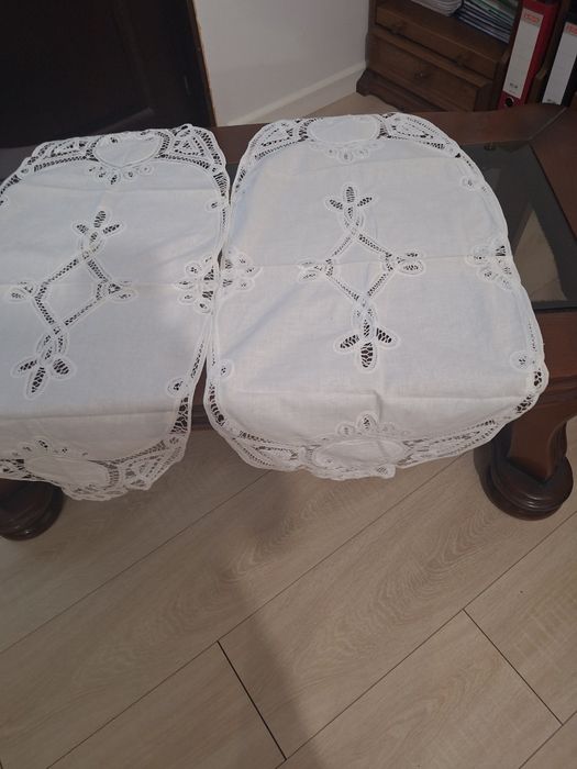 Fata  de  masa  cu  broderie  sparta
