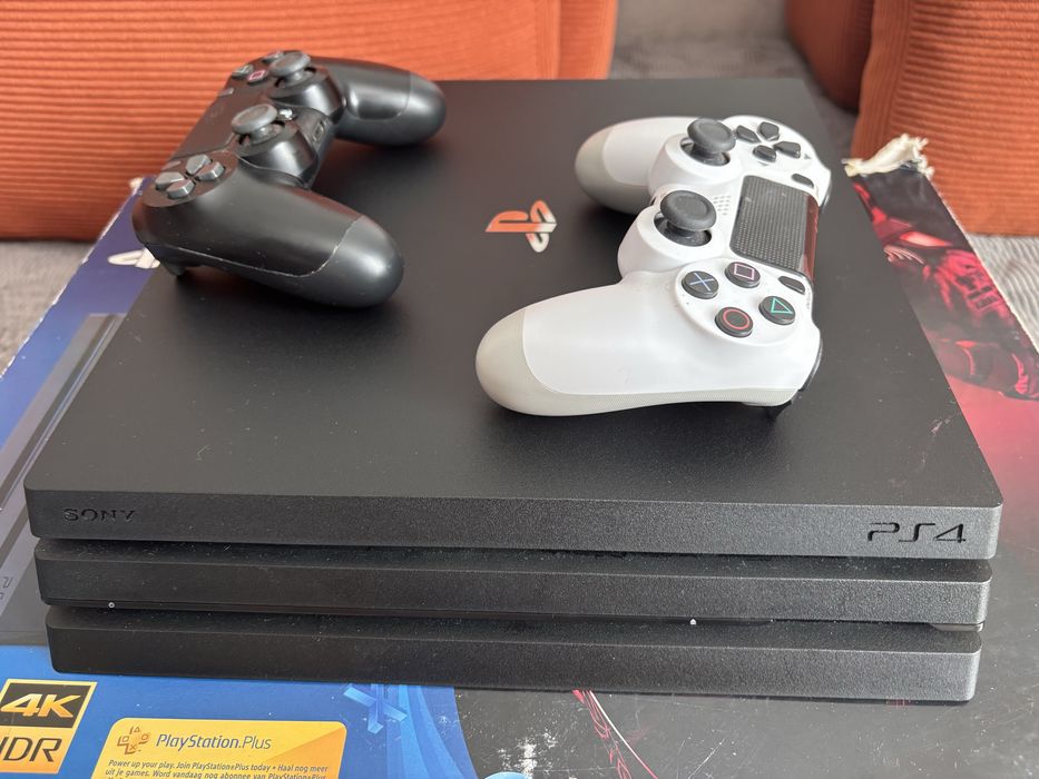 PS4 slim, б/у с 2 геймпадами