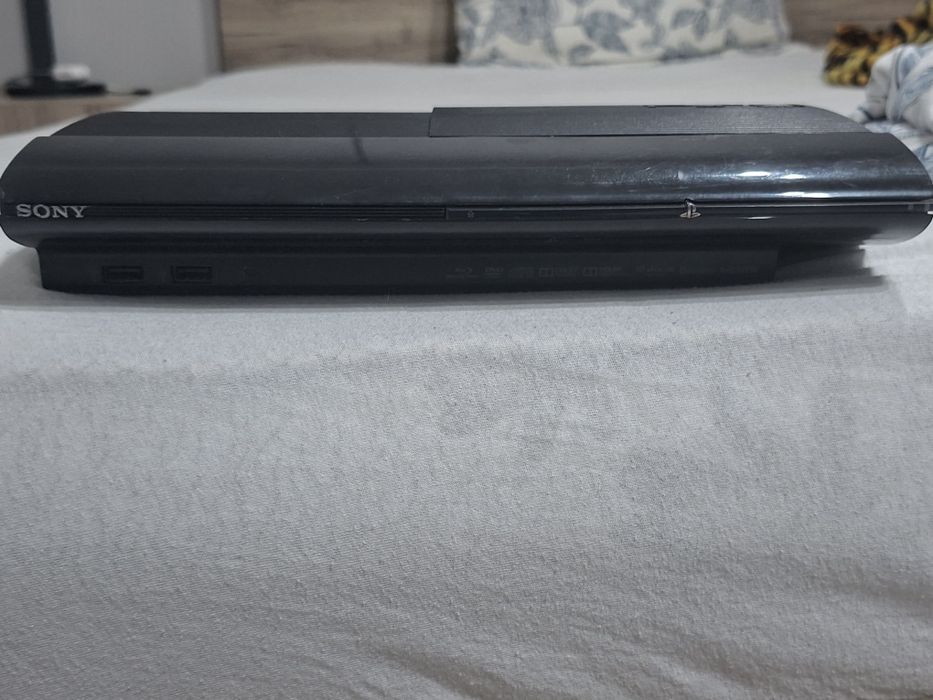 Продавам ps 3 и 3 джойстика за ps 3. Ps 3 либсва една външна част но работи перфектно