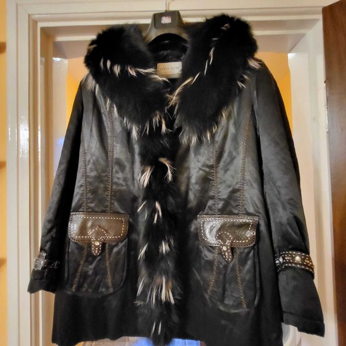 Vand haină de pliele