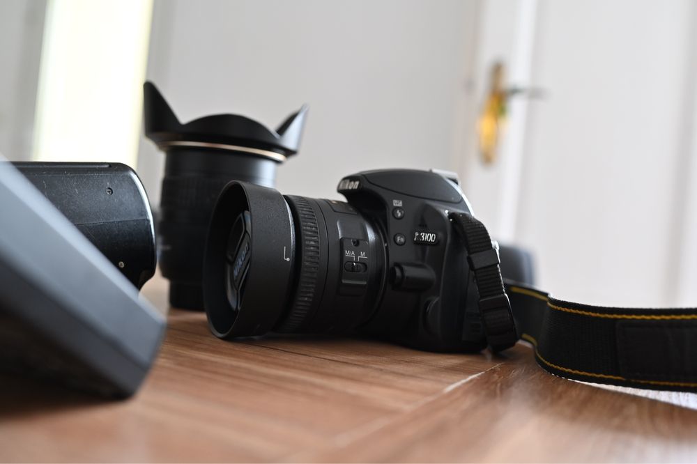 DSLR Nikon D3100 + 3 obiective + doua acumulatoare + grip