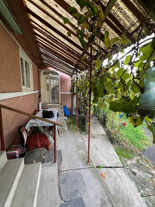 Casa la tara de vanzare.