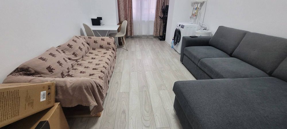 Garsonieră de vânzare în Onești, etaj 2, zona de sus.