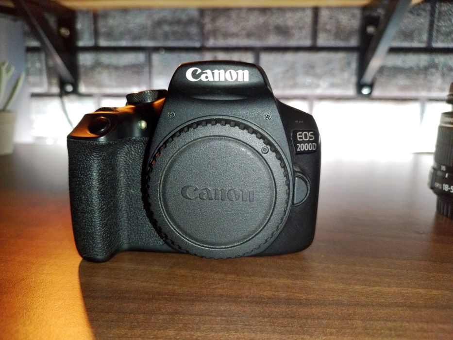 Aparat foto Canon 2000D + Obiectiv 18-55mm + accesorii